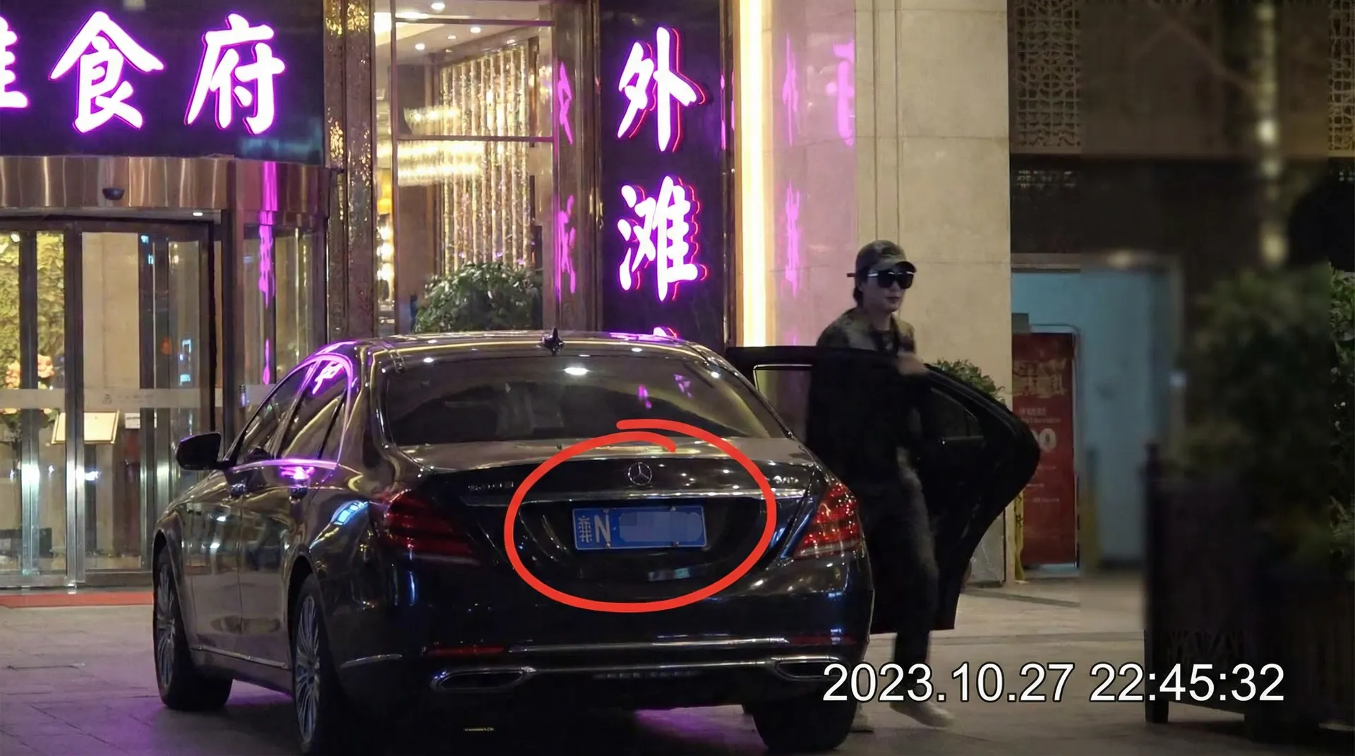 银河Galaxyapp - 豪车餐厅外偷拍